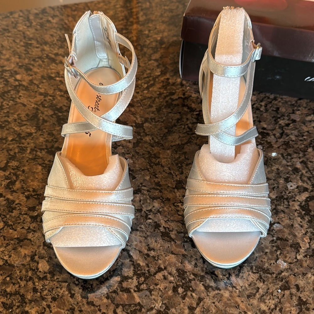 Easy Street silver satin Crissa heels NIB 6.5 - Picture 4 of 10